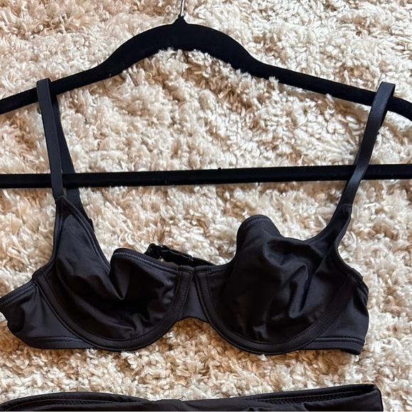 SIGNATURE SWIM UNDERWIRE SCOOP BIKINI
TOP | ONYX - ONYX / 34 / A - Picture 5 of 6